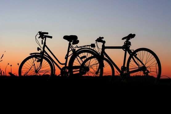 Município é penalizado por lesões a ciclistas após queda em buraco sem sinalização