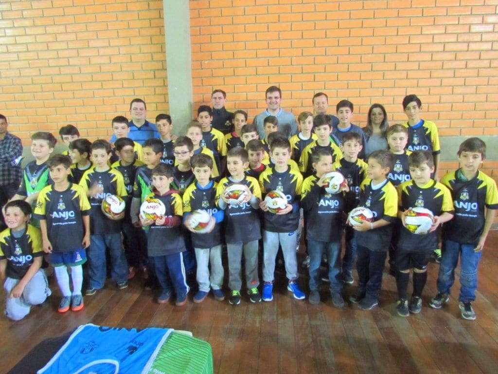 Kits do projeto Anjos do Futsal são entregues aos atletas de Morro da Fumaça