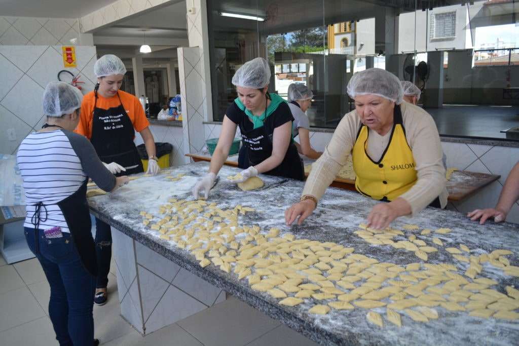 Festeiros e voluntários trabalham nos preparativos para a Festa de São Roque