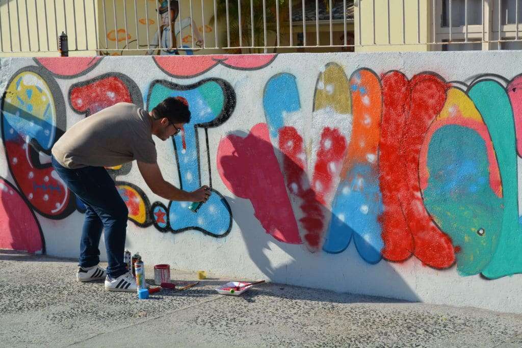 Muro de creche ganha arte em grafite em Morro da Fumaça