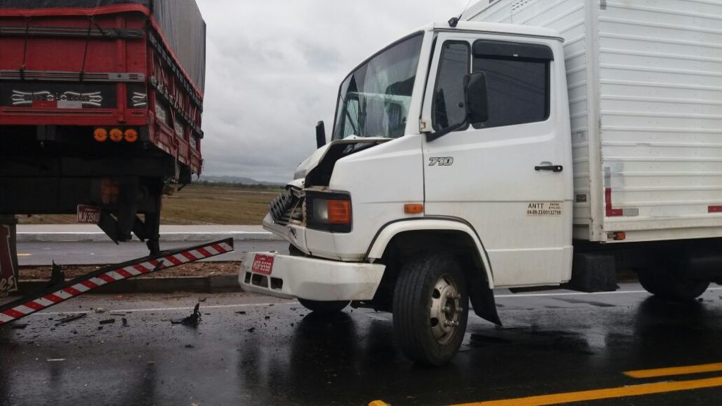 Dois caminhões e um carro colidem na Rodovia Olívio Cechinel