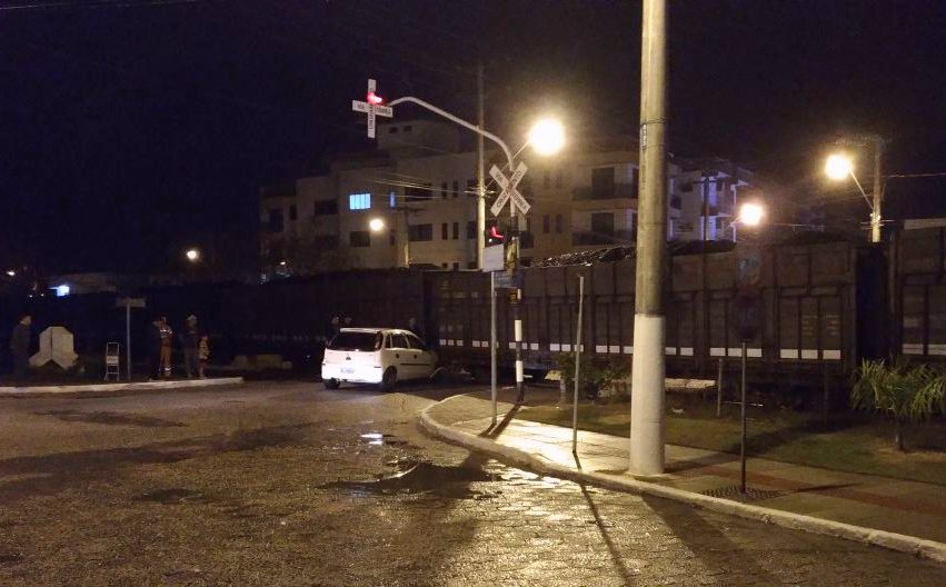 Motorista “atropela” trem no centro de Morro da Fumaça