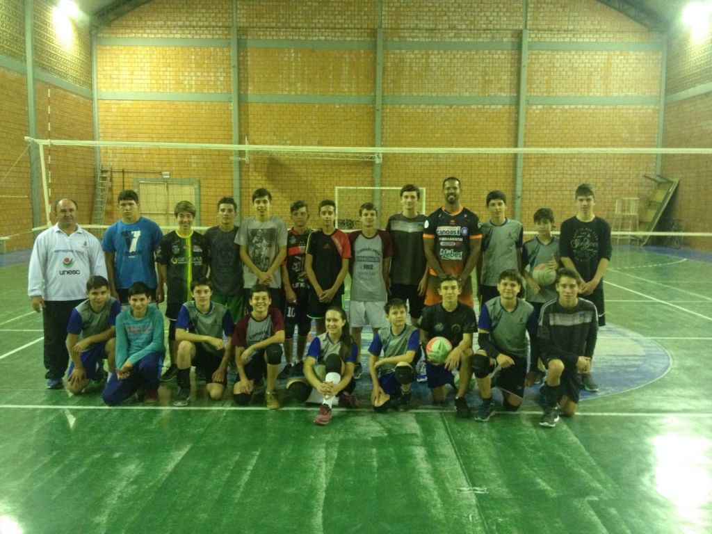 Atleta de Cuba visita escolinha de vôlei de Morro da Fumaça