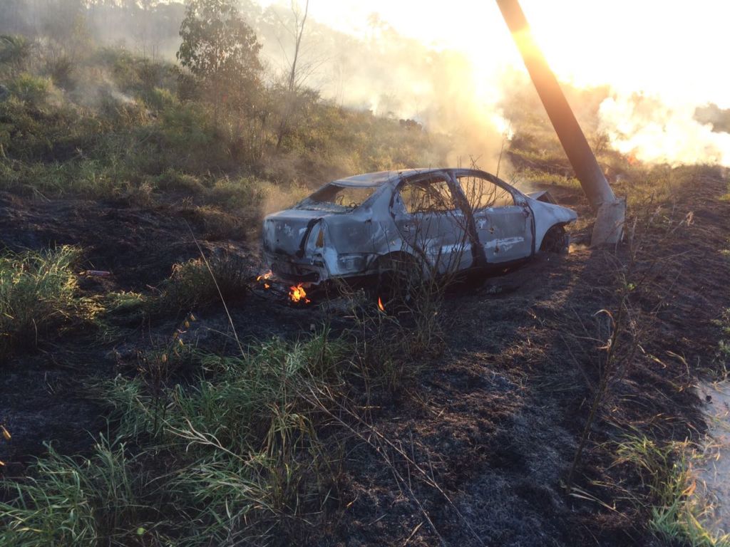 Motorista tem mal súbito, perde o controle e carro pega fogo