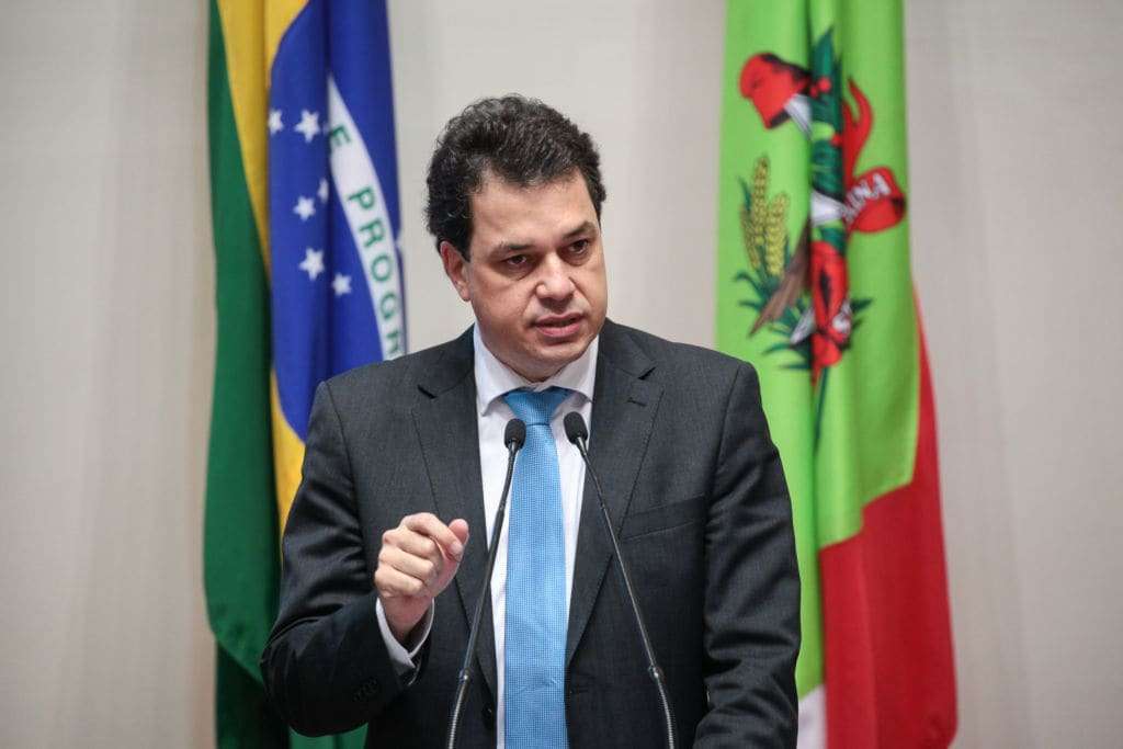 “A violência que ocorre nas escolas é reflexo da violência generalizada que tomou conta do país”, afirma deputado Rodrigo Minotto