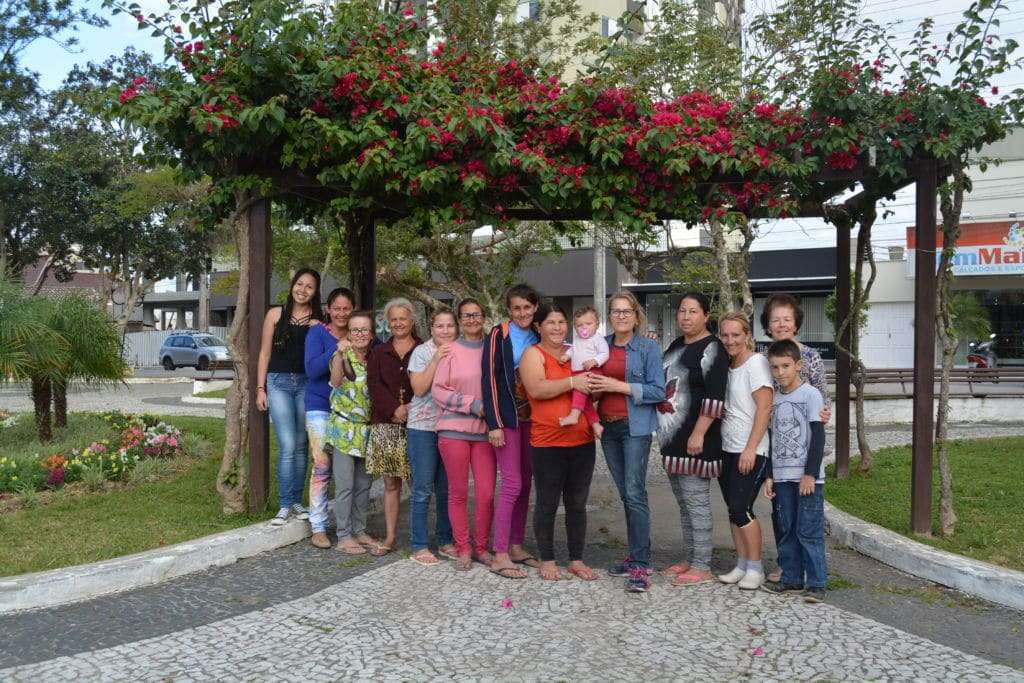 Voluntárias da Pastoral Social cuidam de jardins e horta comunitária na Matriz São Roque