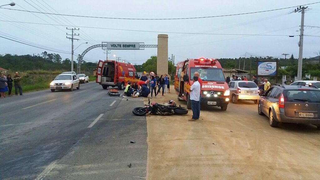 Dois carros e uma motocicleta se envolvem em acidente grave na SC-443