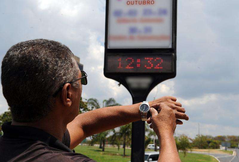 Horário de Verão começa neste domingo em três regiões do país