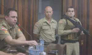 PM apresenta novo armamento