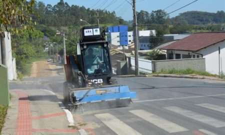 Limpeza urbana ganha reforço em Morro da Fumaça