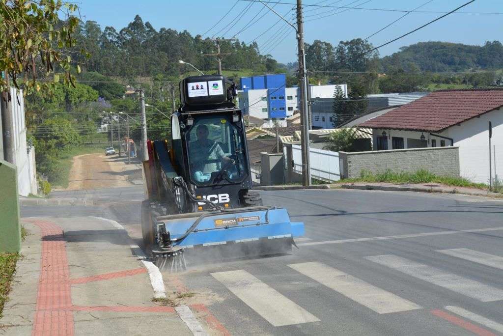 Limpeza urbana ganha reforço em Morro da Fumaça