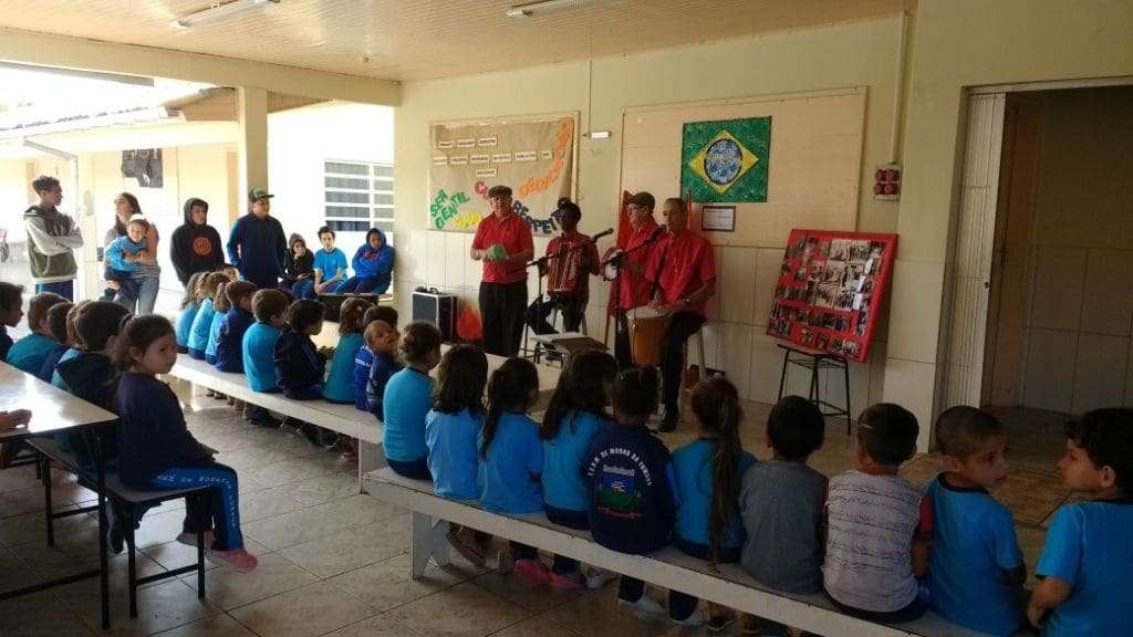 Escolas recebem apresentação do Terno de Reis em Morro da Fumaça