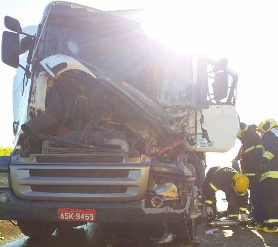 Corpo de Bombeiros atende colisão entre carretas na BR-101