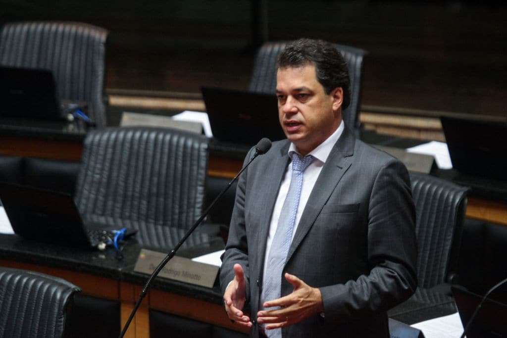 Deputado Minotto critica nova regra de distribuição das aulas para professores