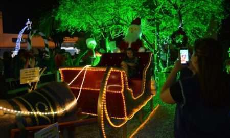 Vila Natalina é aberta pelo Papai Noel em Morro da Fumaça