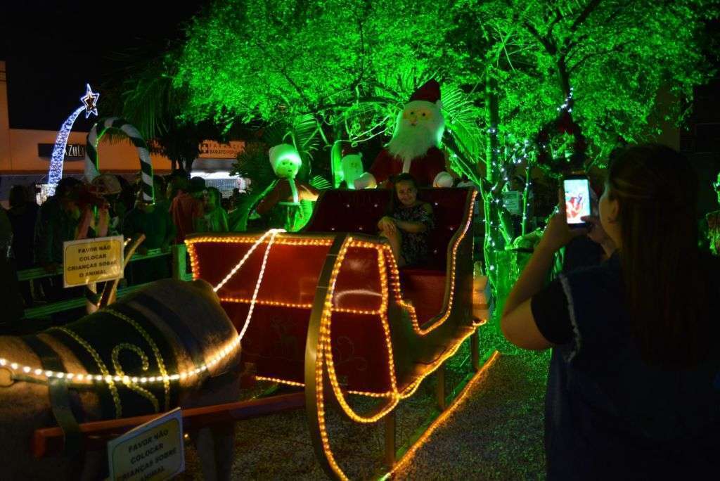 Vila Natalina é aberta pelo Papai Noel em Morro da Fumaça