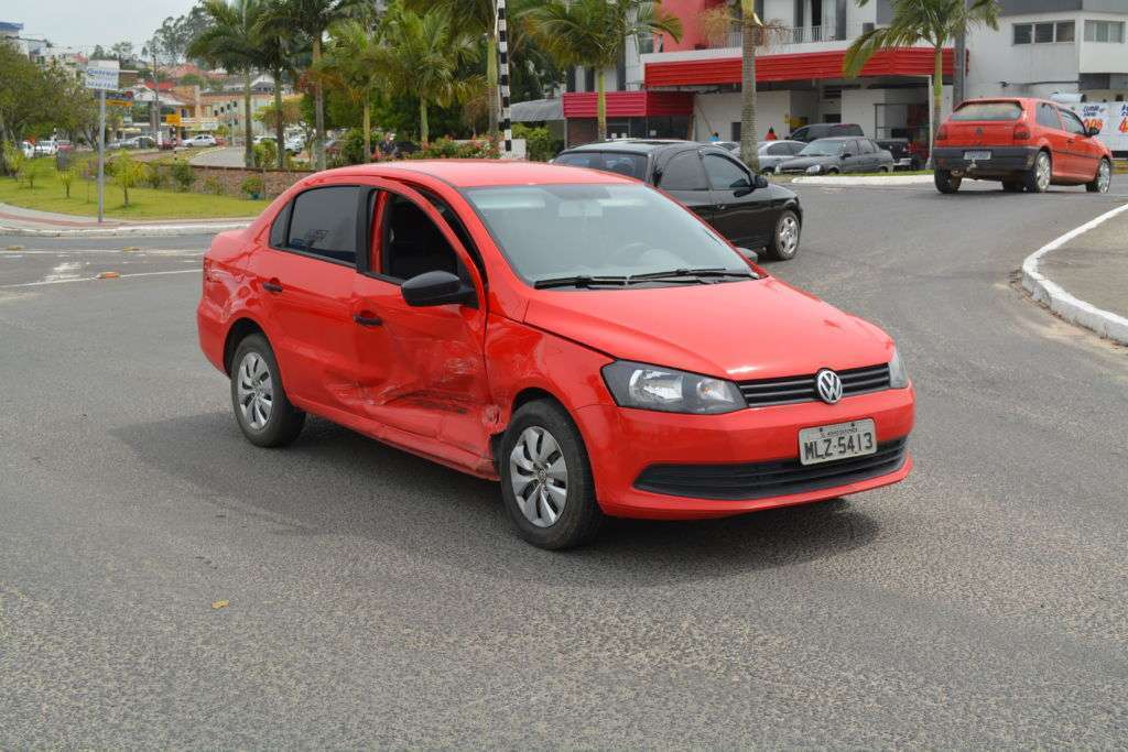 Veículos colidem no centro de Morro da Fumaça nesta manhã