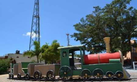 Equipe realiza os preparativos para abertura da Vila Natalina em Morro da Fumaça