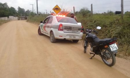 Polícia Militar aborda motociclista sem CNH e fazendo manobras perigosas