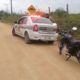 Polícia Militar aborda motociclista sem CNH e fazendo manobras perigosas