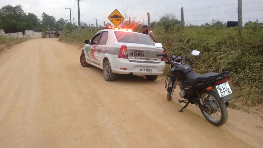 Polícia Militar aborda motociclista sem CNH e fazendo manobras perigosas