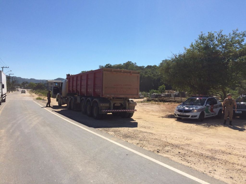 Polícia Militar fiscaliza trânsito de caminhões na Rua João de Rochi