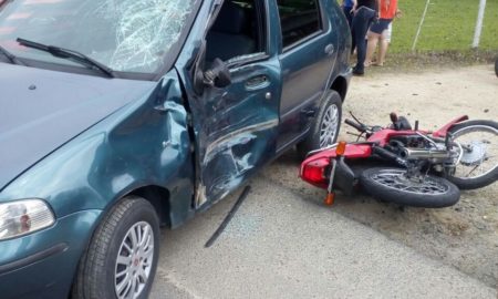 Carro e moto colidem na Genésio Mazon