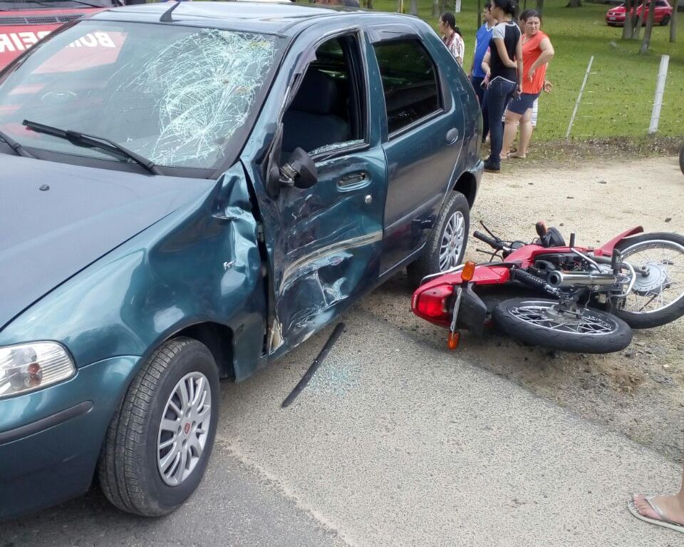 Carro e moto colidem na Genésio Mazon