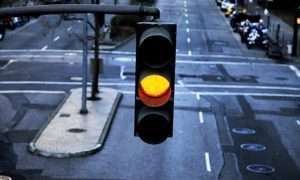 Sinal amarelo intermitente pede cautela dobrada e divide responsabilidade em colisão