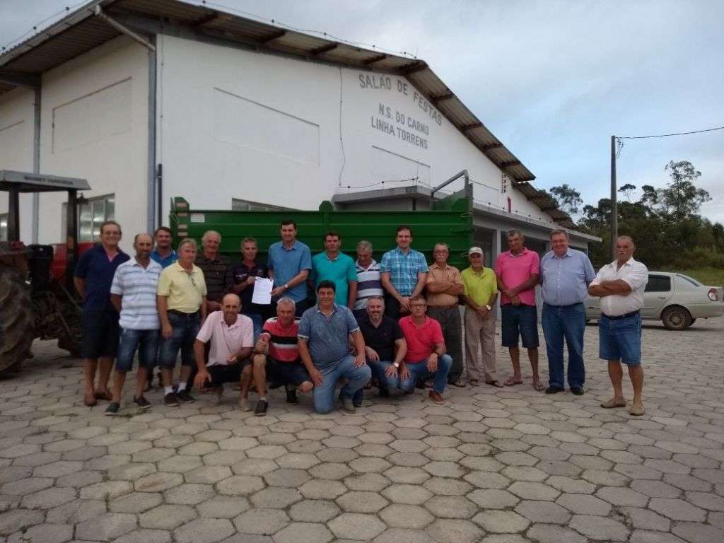 Vereadores entregam equipamento aos agricultores