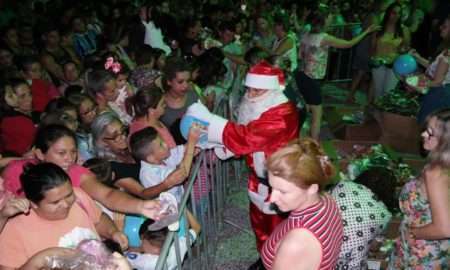 Crianças se divertem com a doação de brinquedos na Vila Natalina