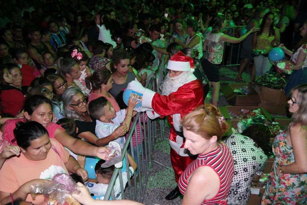 Crianças se divertem com a doação de brinquedos na Vila Natalina