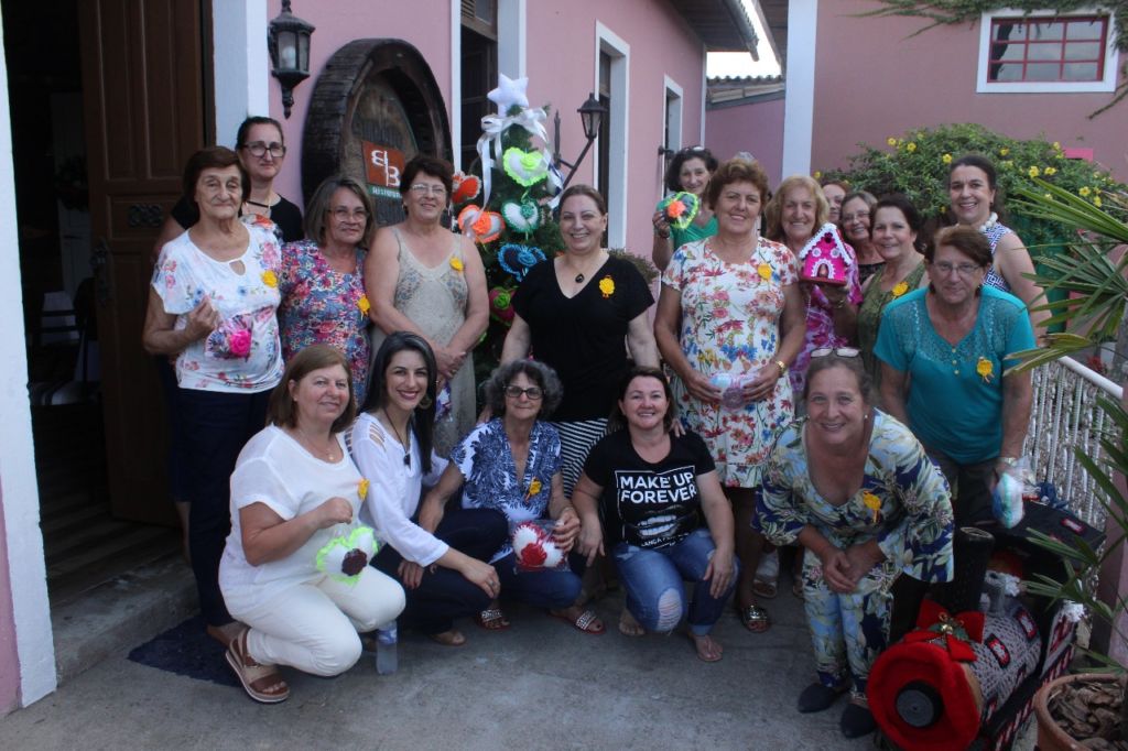 Um colorido especial: Árvores enfeitadas com crochê para o Natal