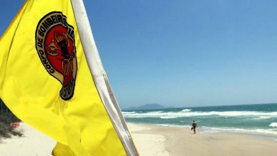 Saiba quais são as cores das bandeiras de sinalização nas praias para o verão