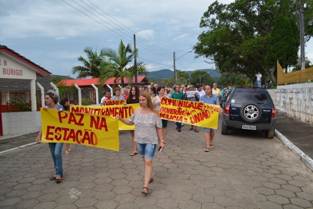 Moradores fazem manifestação pedindo mais segurança