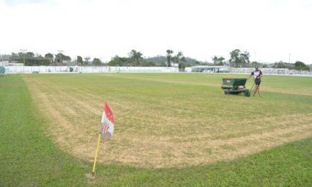 Campo do Rui Barbosa ganha tratamento especial com máquina cedida pelo Criciúma