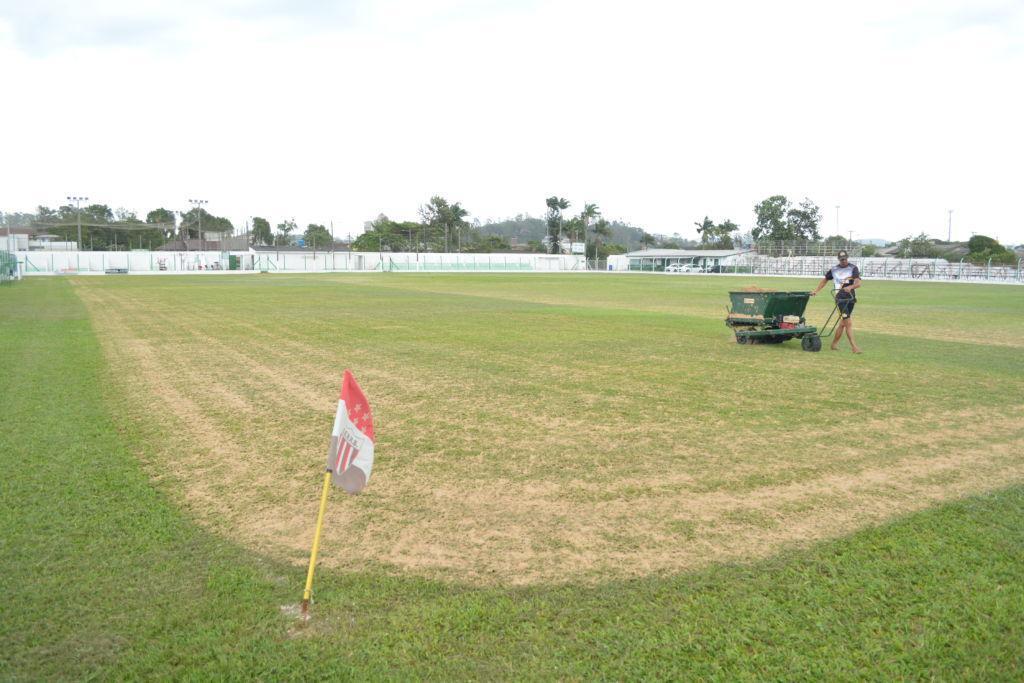 Campo do Rui Barbosa ganha tratamento especial com máquina cedida pelo Criciúma