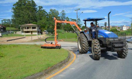 Roçadeira hidráulica é ativada pela Prefeitura de Morro da Fumaça