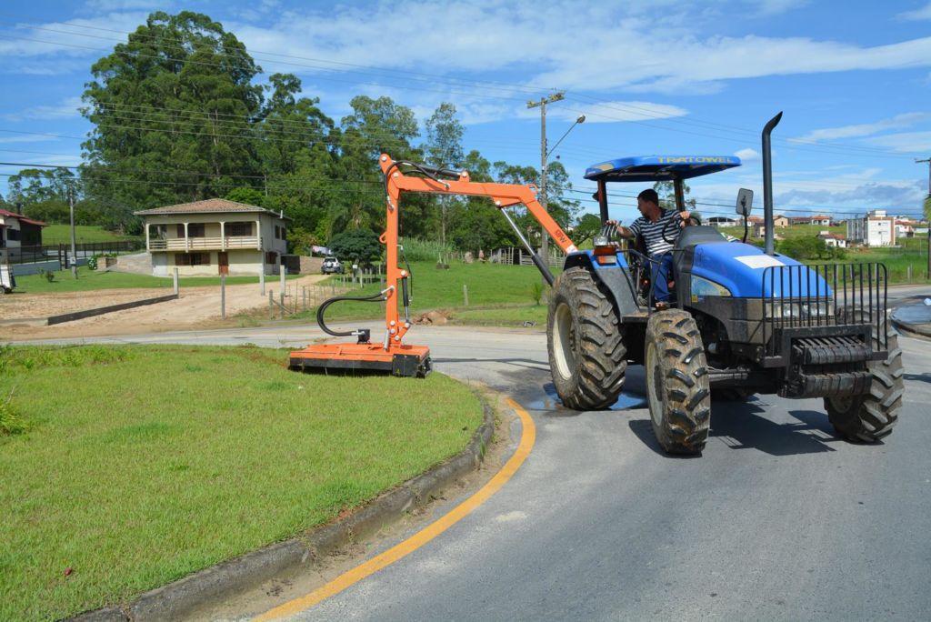 Roçadeira hidráulica é ativada pela Prefeitura de Morro da Fumaça