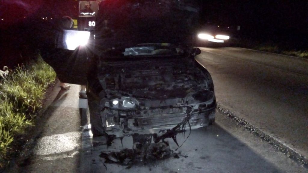 Carro pega fogo na BR-101