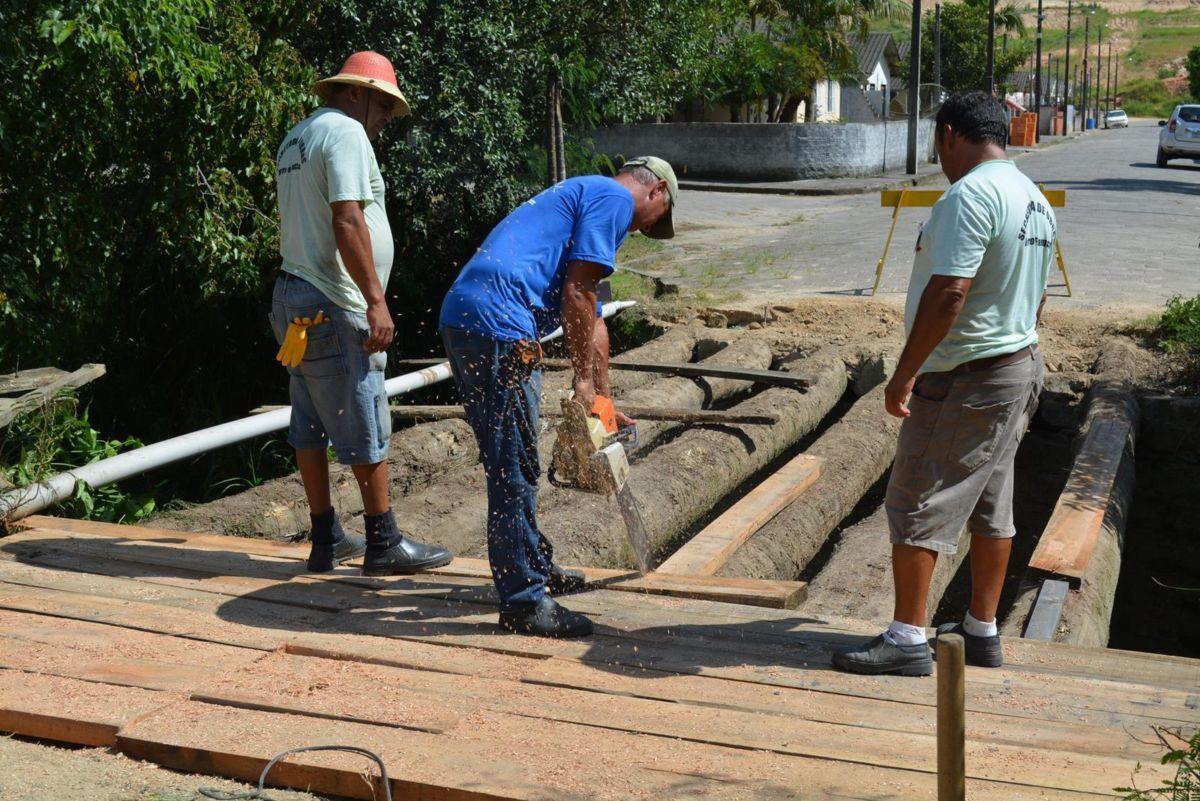 Prefeitura restaura ponte no bairro Maccari em Morro da Fumaça