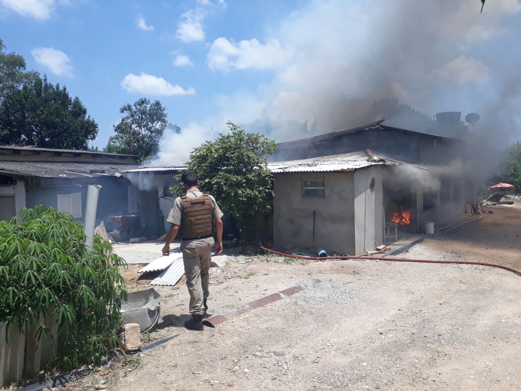 Casa de suspeito de homicídio é incendiada