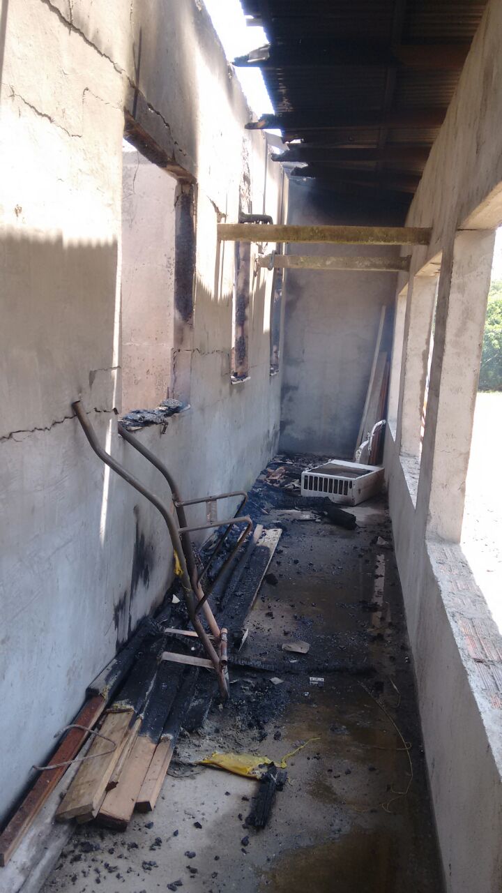 Casa de suspeito de homicídio é incendiada