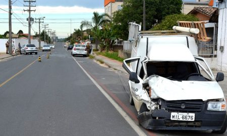 Acidente na Emílio Frasson deixa mulher ferida