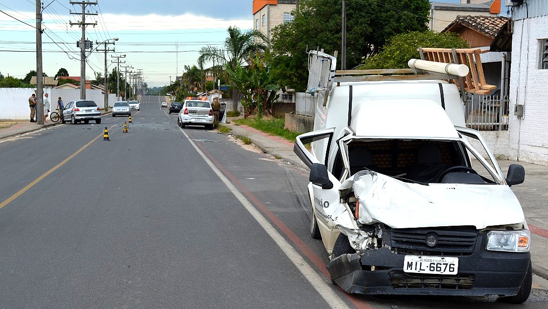 Acidente na Emílio Frasson deixa mulher ferida