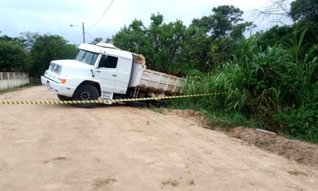 Após manobra errada, caminhão quase cai em rio