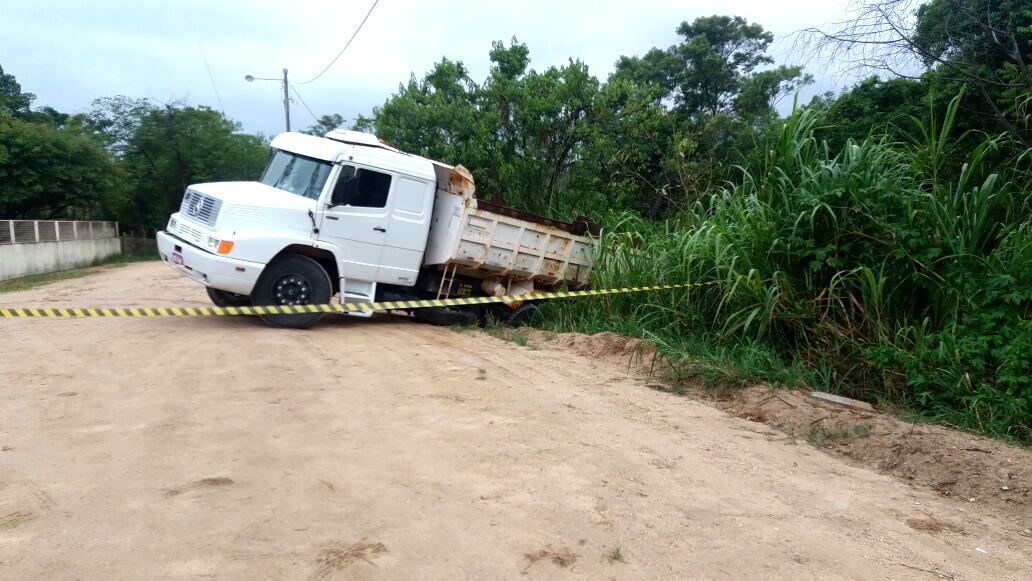 Após manobra errada, caminhão quase cai em rio