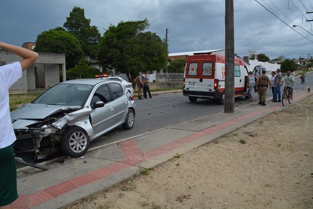 Acidente na Emílio Frasson deixa mulher ferida