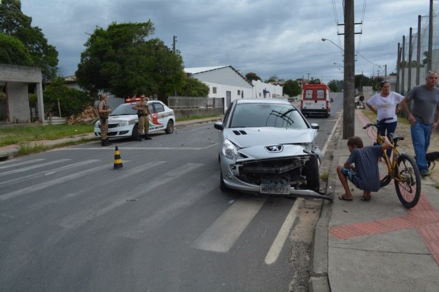 Acidente na Emílio Frasson deixa mulher ferida