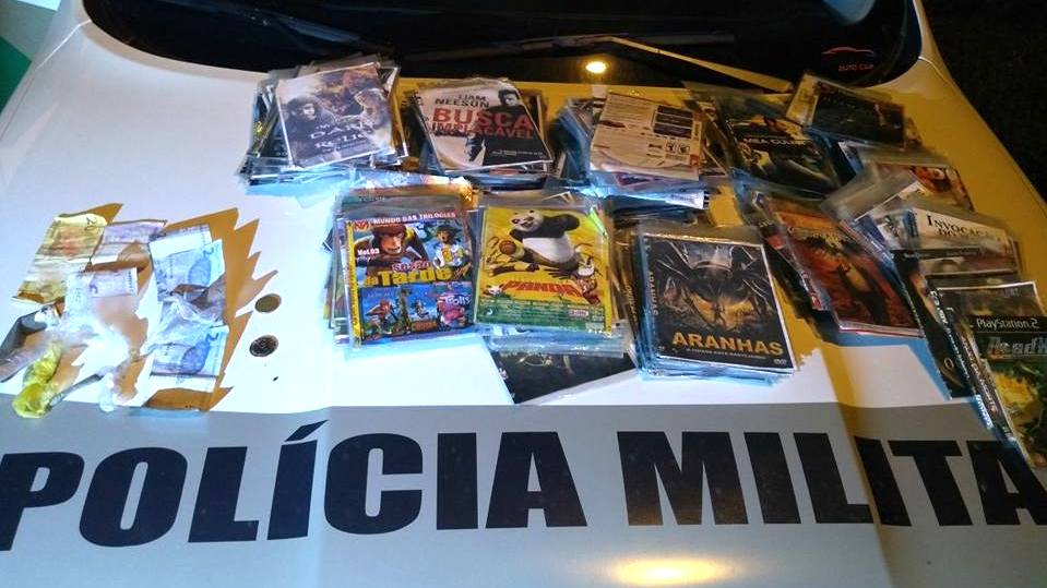 Polícia encontra drogas e apreende 253 DVD’s piratas